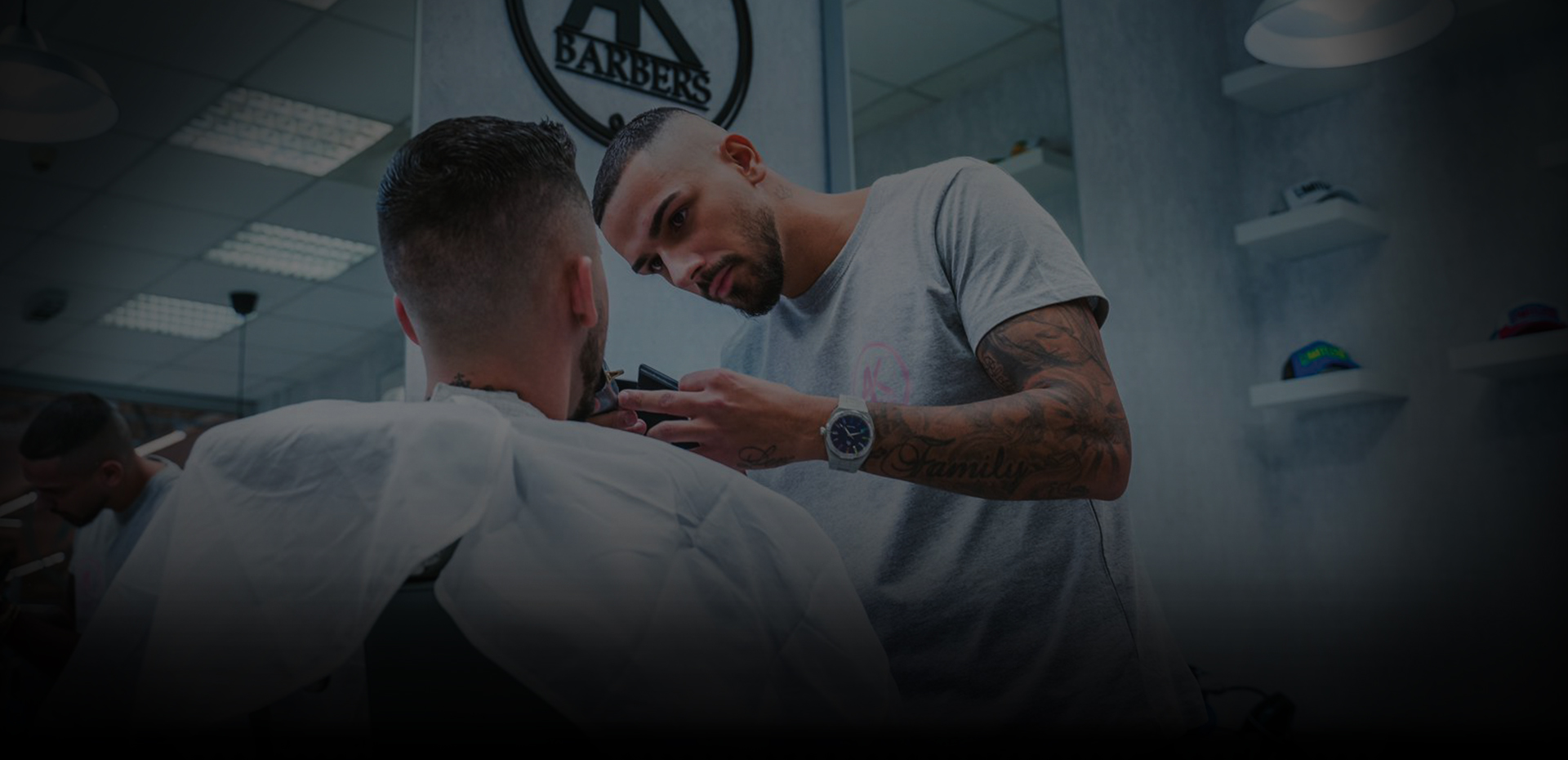 Barber Adrián Križan stříhá vousy v shopu AK BARBERS
